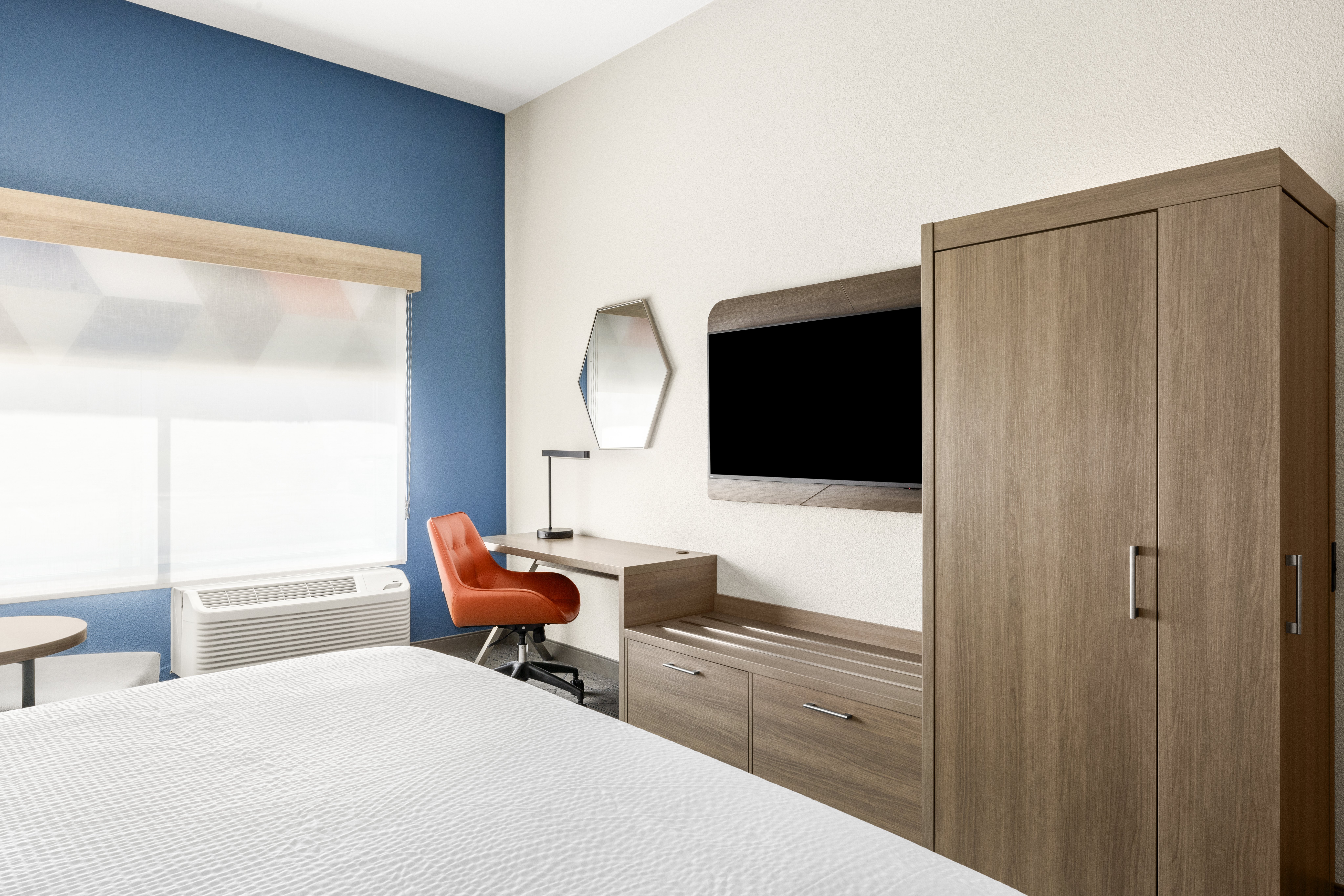 holiday inn express and suites phoenix west tolles