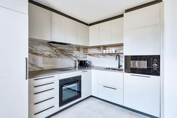 meriton suites canberra