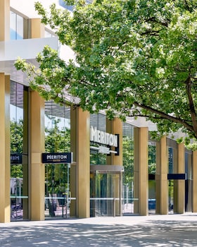 meriton suites canberra