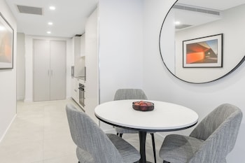 meriton suites canberra