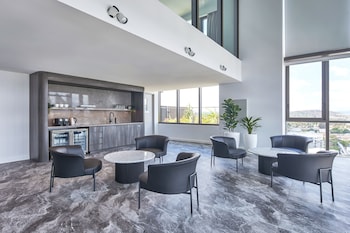 meriton suites canberra