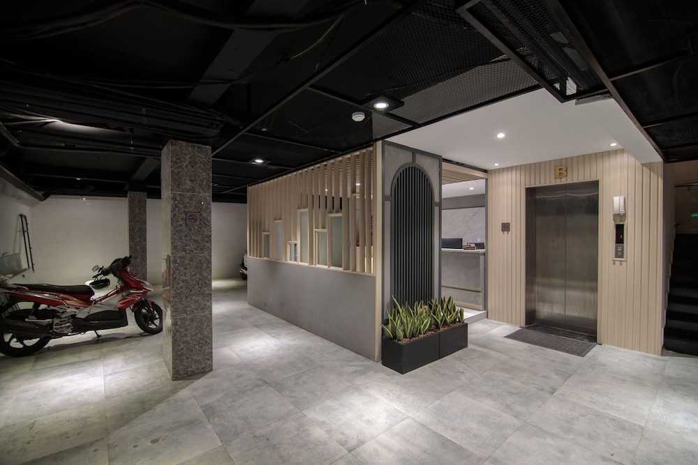 bin bin hotel 8 near sunrise city