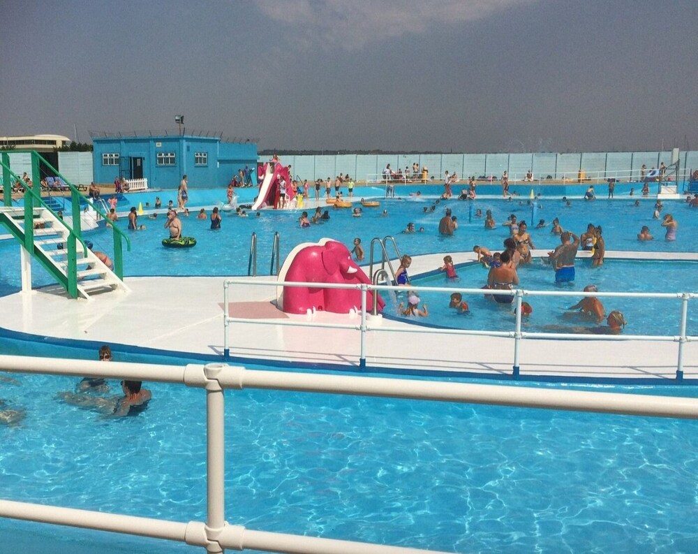 hidden treasure 2 beds sleeps 3 gillingham