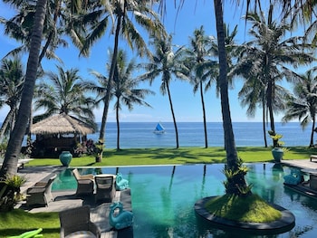 louka beach bali