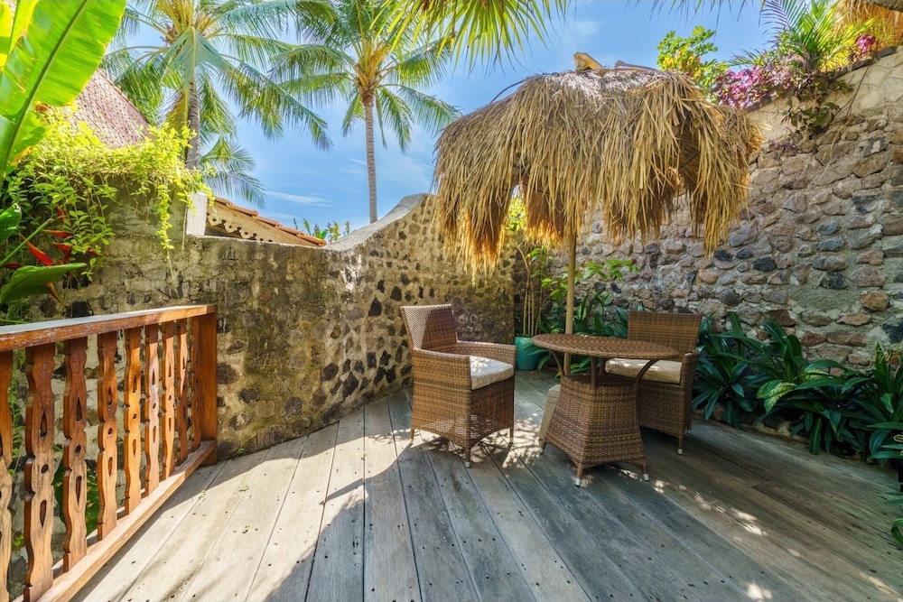 louka beach bali