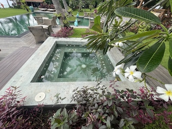 louka beach bali