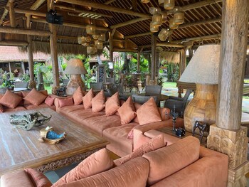 louka beach bali
