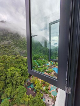 mountain and theme park views cozy suite