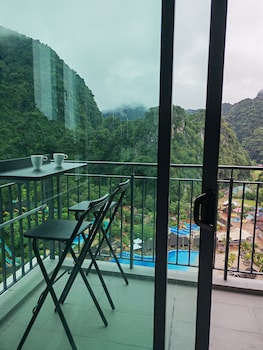 mountain and theme park views cozy suite