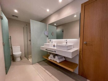 incredibly beautiful condo just steps to the beach