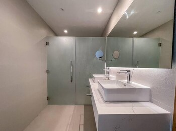 incredibly beautiful condo just steps to the beach