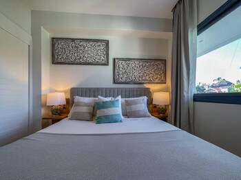 incredibly beautiful condo just steps to the beach