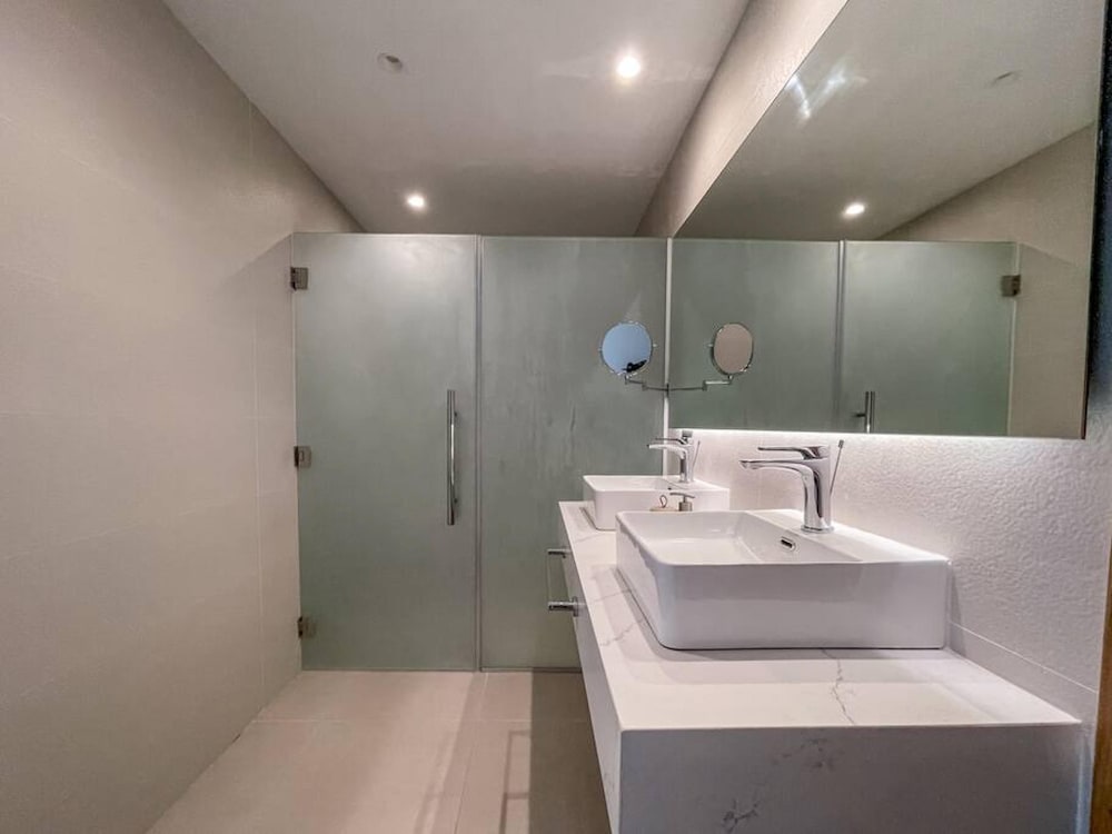 incredibly beautiful condo just steps to the beach