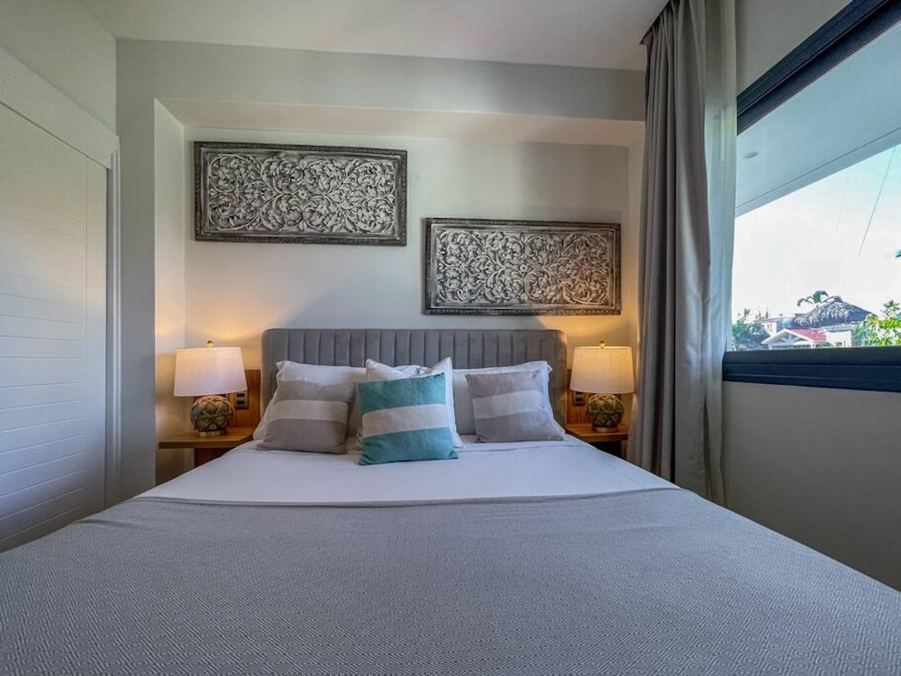 incredibly beautiful condo just steps to the beach