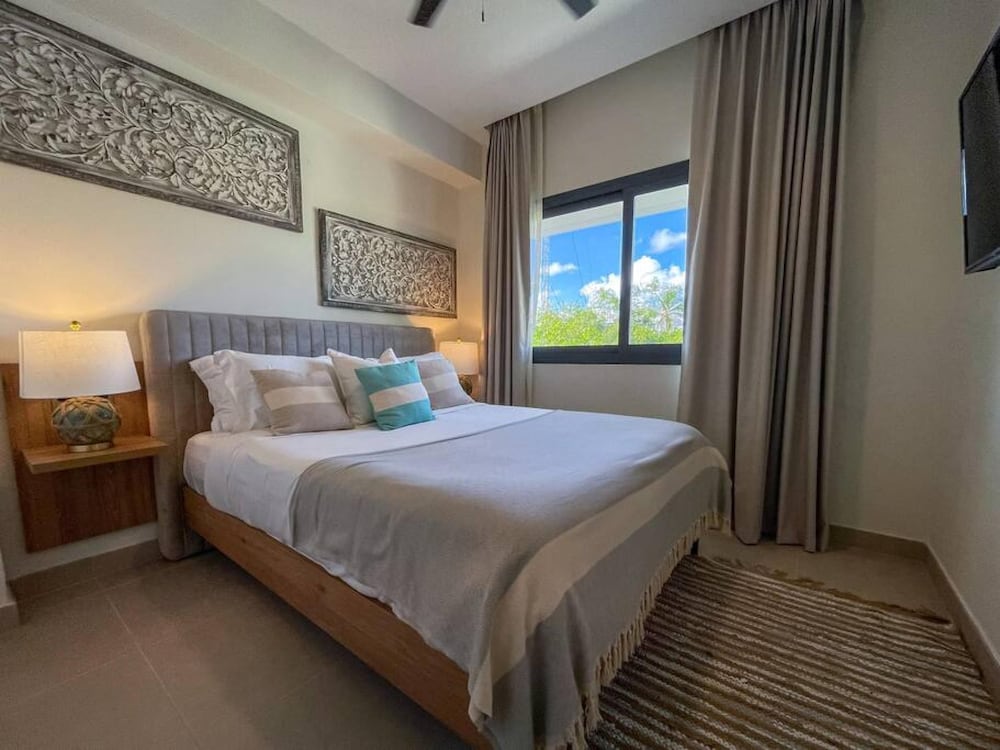 incredibly beautiful condo just steps to the beach