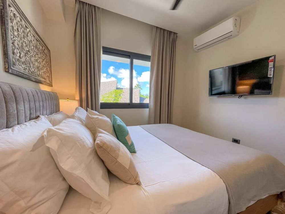 incredibly beautiful condo just steps to the beach