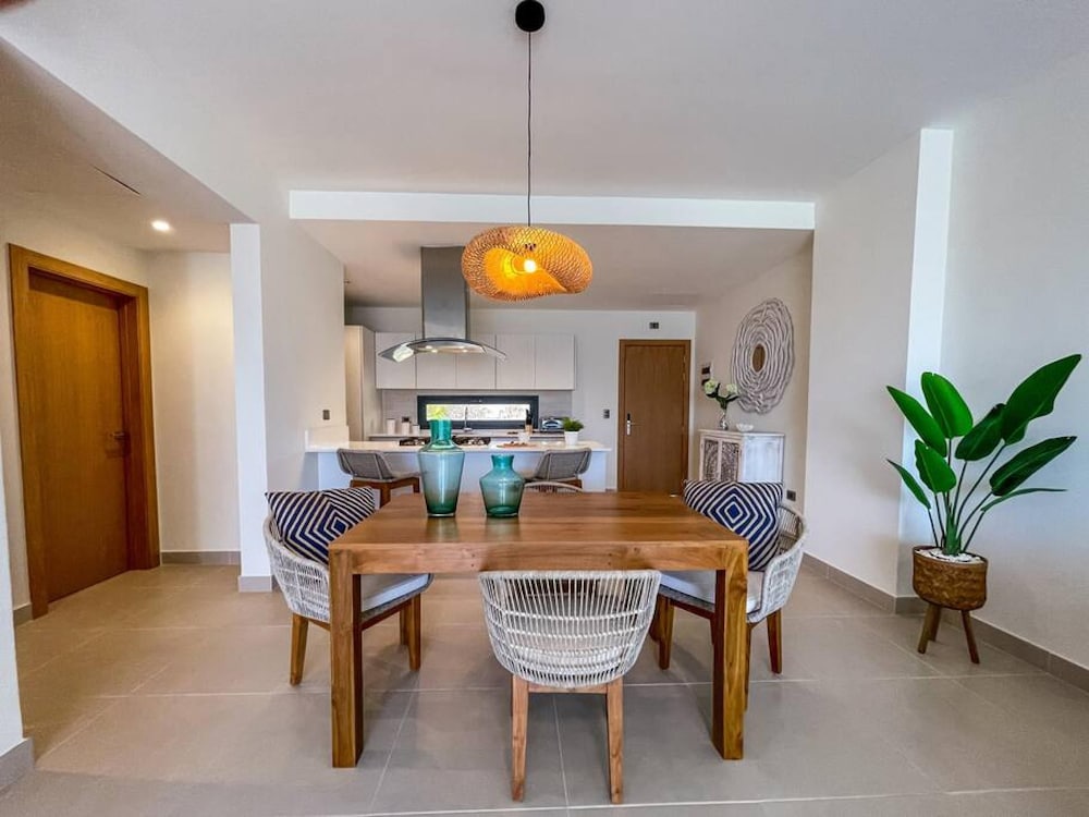 incredibly beautiful condo just steps to the beach