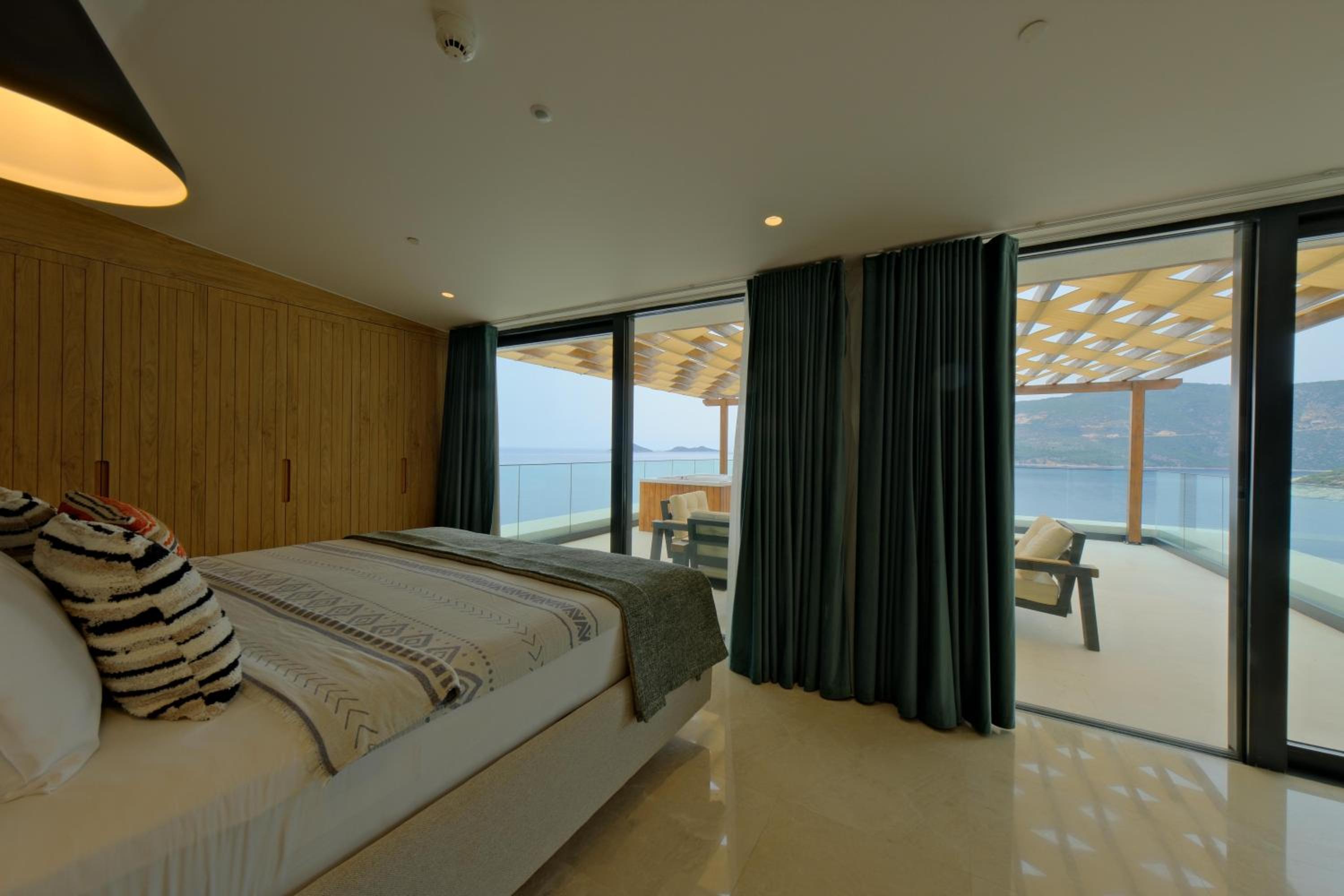 lures hotel