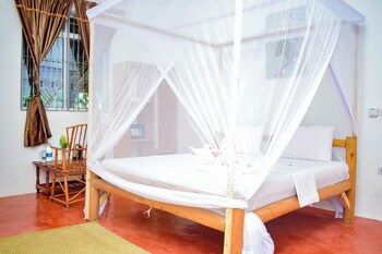 uhuru house and restaurant