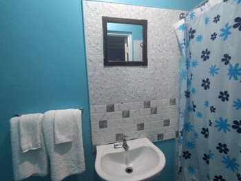 entire 6 bedroom villa free parking with fast wifi