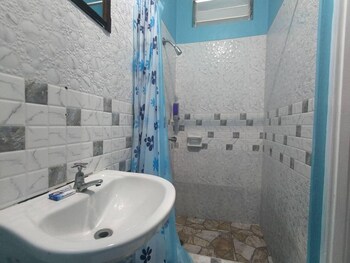 entire 6 bedroom villa free parking with fast wifi