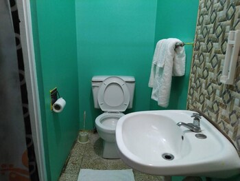 entire 6 bedroom villa free parking with fast wifi