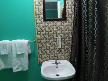 entire 6 bedroom villa free parking with fast wifi