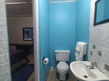 entire 6 bedroom villa free parking with fast wifi