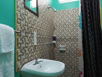 entire 6 bedroom villa free parking with fast wifi