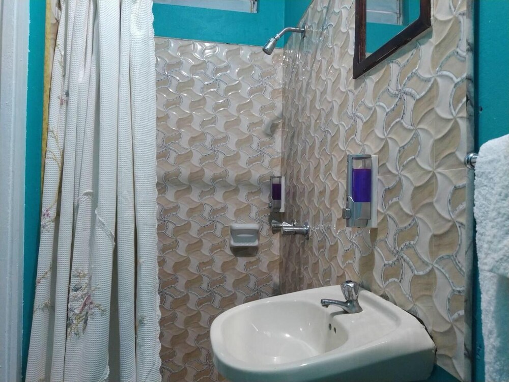 entire 6 bedroom villa free parking with fast wifi