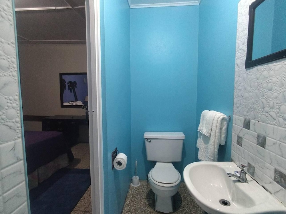 entire 6 bedroom villa free parking with fast wifi