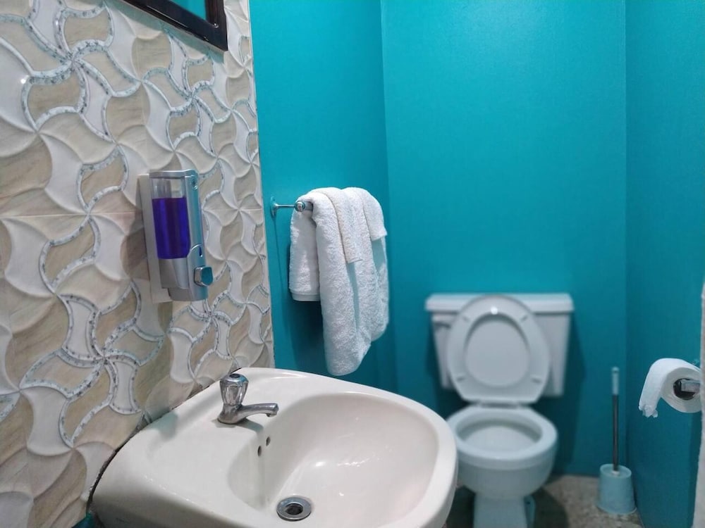 entire 6 bedroom villa free parking with fast wifi