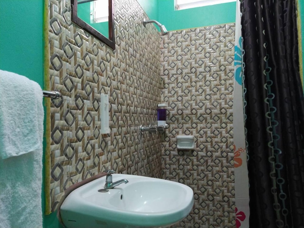 entire 6 bedroom villa free parking with fast wifi