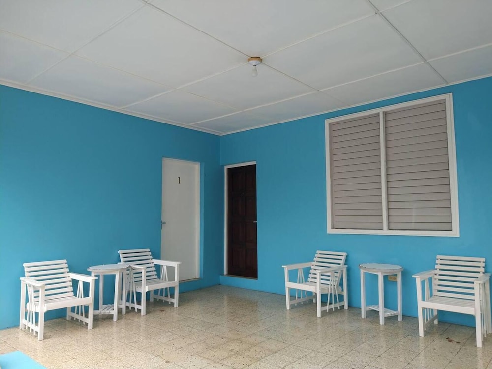 entire 6 bedroom villa free parking with fast wifi