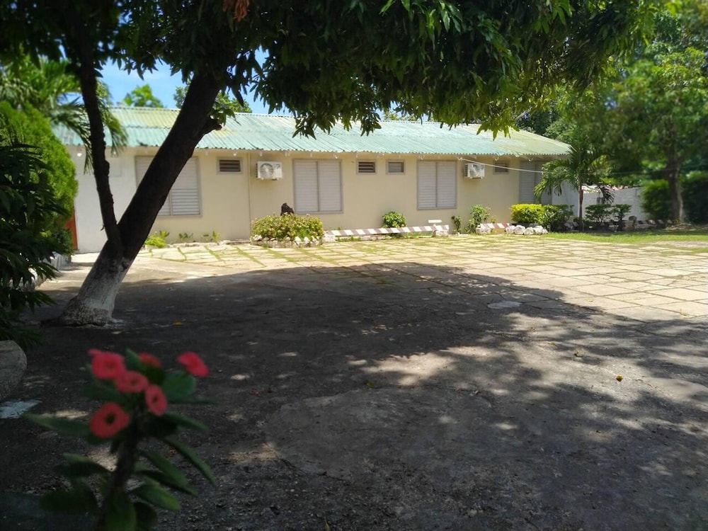 entire 6 bedroom villa free parking with fast wifi