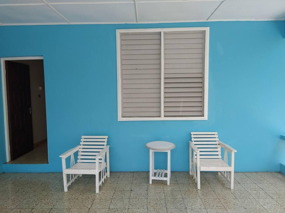 entire 6 bedroom villa free parking with fast wifi