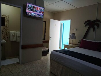 entire 6 bedroom villa free parking with fast wifi