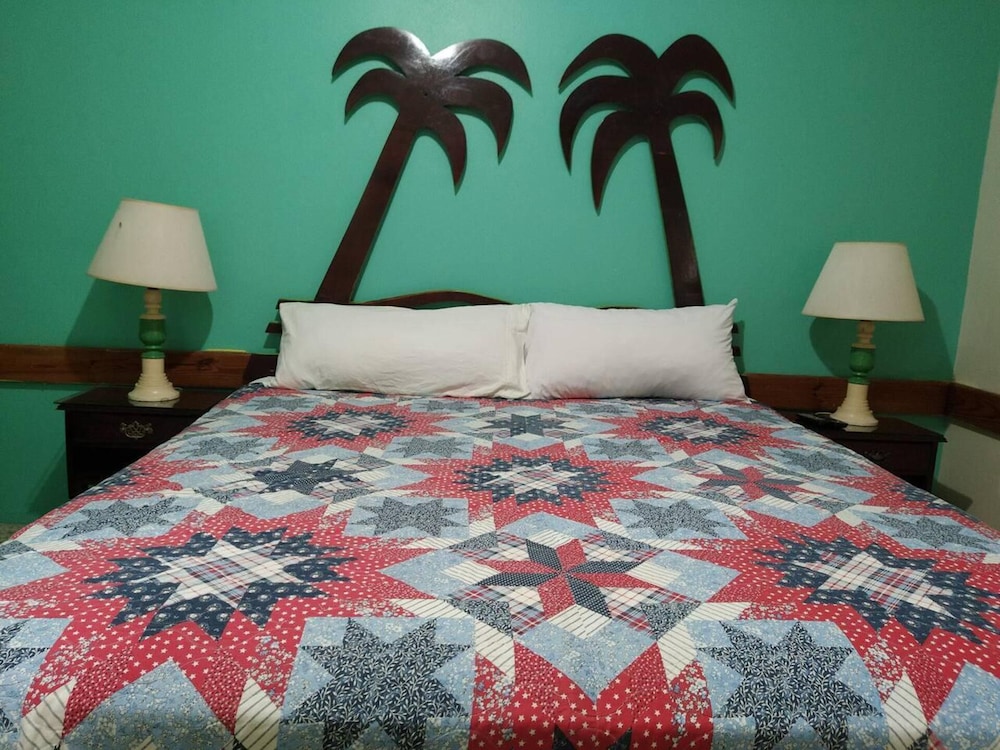 entire 6 bedroom villa free parking with fast wifi