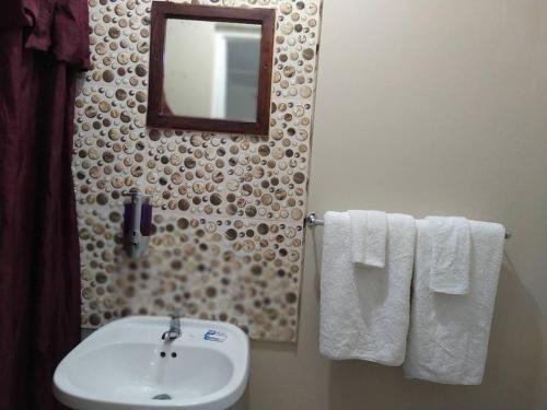 entire 6 bedroom villa free parking with fast wifi