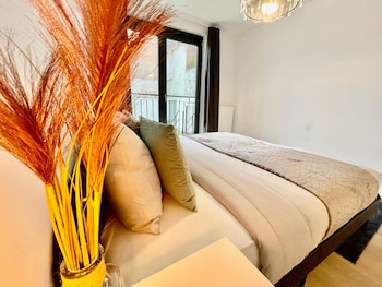 one lux stay near fashion district