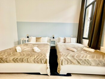 one lux stay near fashion district