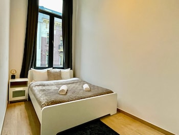 one lux stay near fashion district