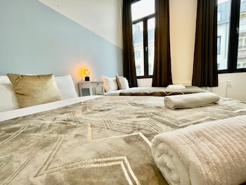 one lux stay near fashion district