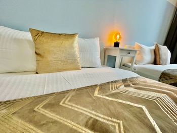 one lux stay near fashion district