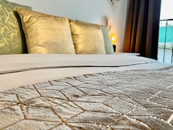 one lux stay near fashion district