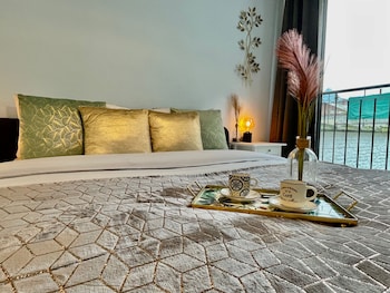 one lux stay near fashion district