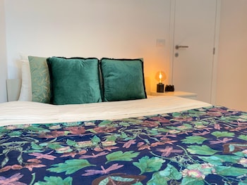 one lux stay near fashion district