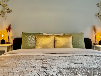 one lux stay near fashion district