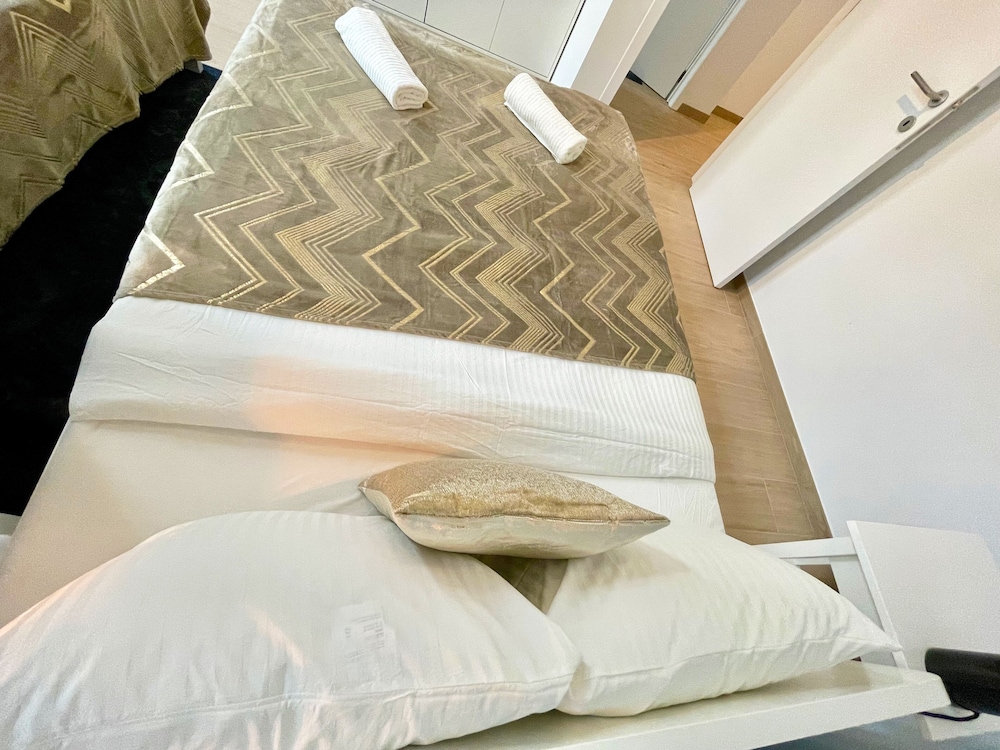 one lux stay near fashion district