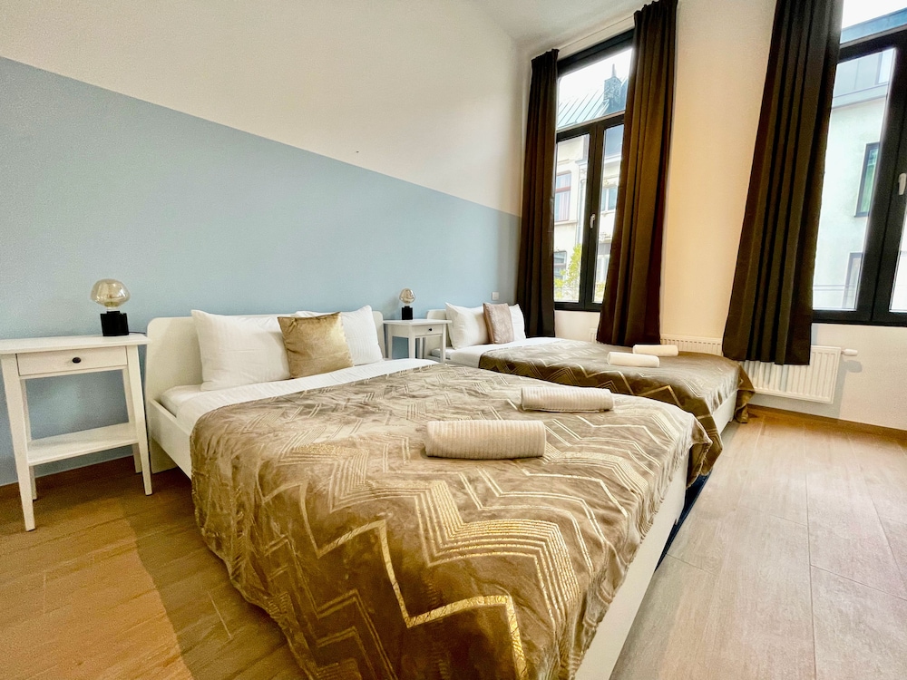 one lux stay near fashion district